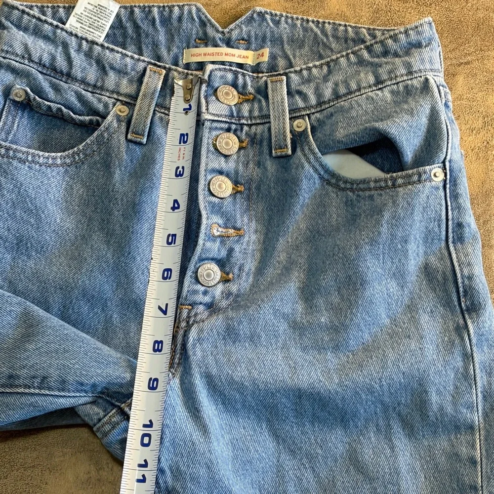 Levi's High Waisted Mom Jeans Womens‎ 24 Light Blue V-Notch Waist A3514-0000